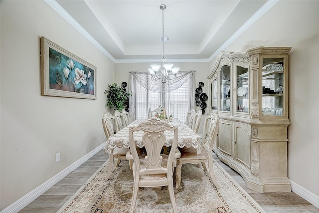 dining space featuring visible vents, baseboards, a raised ceiling, and a chandelier