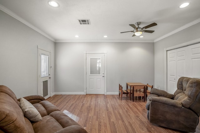 living area featuring a ceiling fan, light wood-style flooring, baseboards, visible vents, and recessed lighting