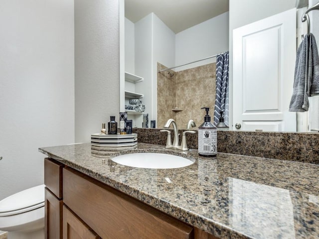 bathroom featuring a shower with shower curtain, vanity, and toilet
