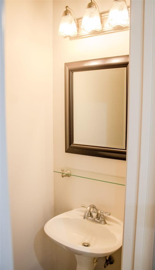 3222 Serene Oak Dr, Sugar Land, TX 77478 - bathroom featuring a sink