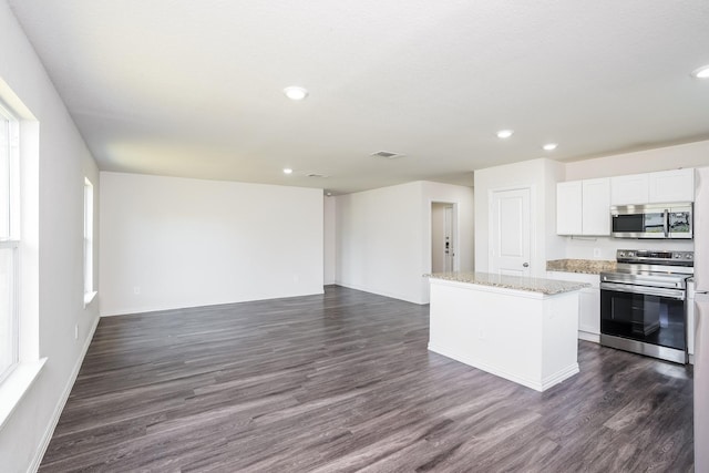 kitchen featuring recessed lighting, dark wood-style floors, a center island, visible vents, and stainless steel appliances