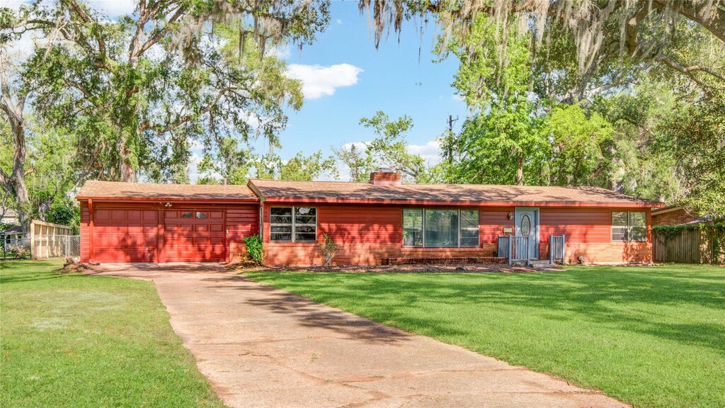 306 Oak Dr, Lake Jackson, TX 77566 - photo 1