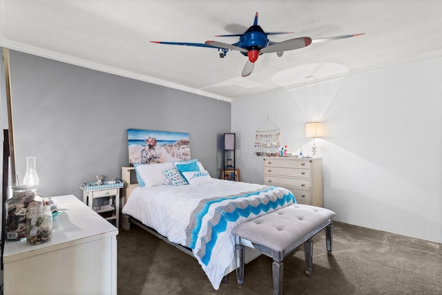 bedroom with carpet, ornamental molding, and ceiling fan