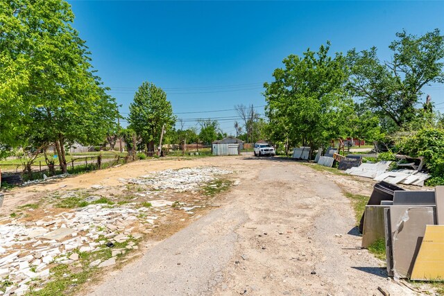 view of yard featuring dirt driveway