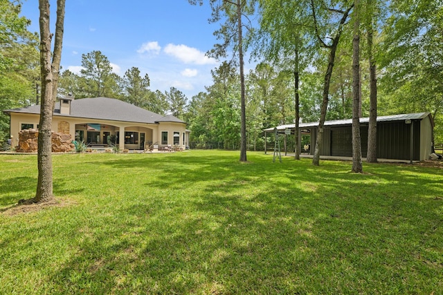 view of yard with an outdoor structure and a pole building