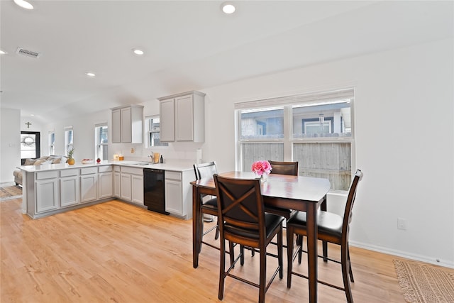 dining room featuring light wood-style flooring, baseboards, visible vents, and recessed lighting