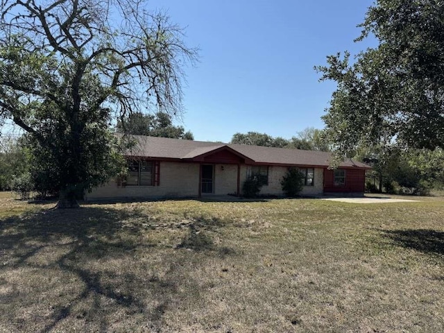 ranch-style home featuring a front lawn