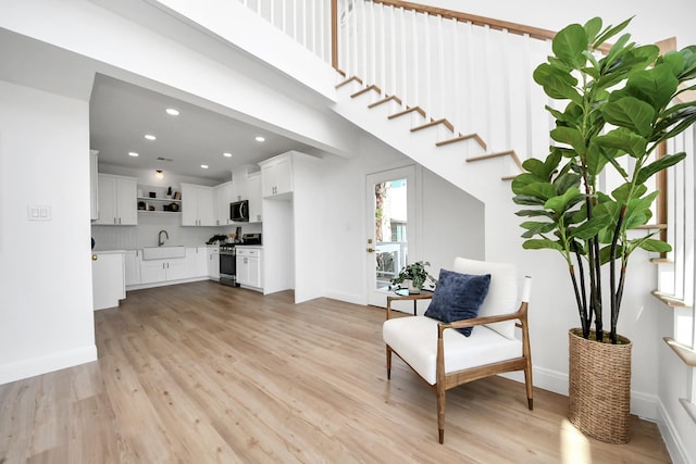 300 Narcissus Rd, Clear Lake Shores, TX 77565 - sitting room featuring light wood-style flooring, recessed lighting, and baseboards