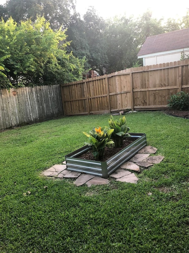 824 Sledge St, Houston, TX 77009 - view of yard with a garden