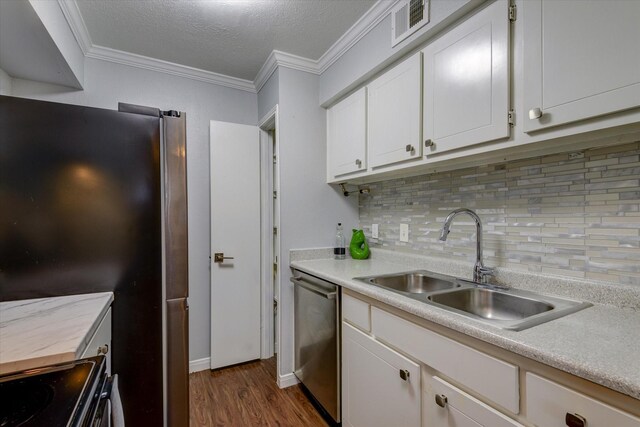 3535 Nasa Rd 1St Pkwy, Unit 36, Seabrook, TX 77586 - kitchen with dark wood-style floors, light countertops, visible vents, appliances with stainless steel finishes, and a sink