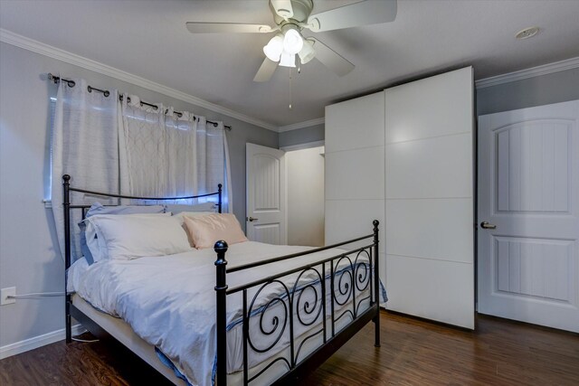 3535 Nasa Rd 1St Pkwy, Unit 36, Seabrook, TX 77586 - bedroom with crown molding, baseboards, a ceiling fan, and wood finished floors