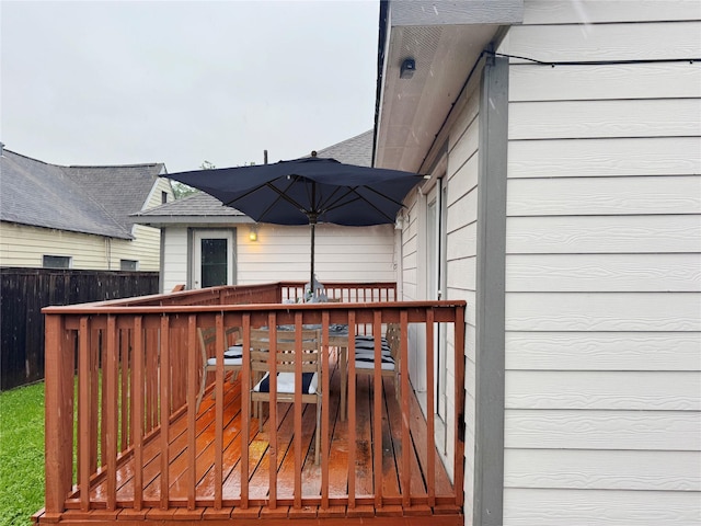 3060 Noble St, Houston, TX 77026 - wooden terrace with fence