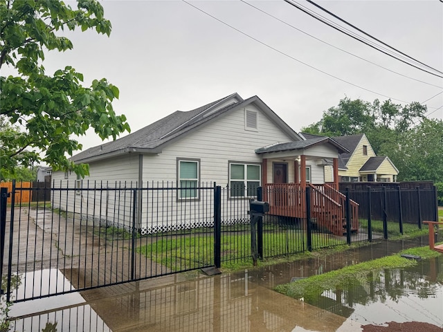 3060 Noble St, Houston, TX 77026 - view of front of house featuring a shingled roof and a fenced front yard