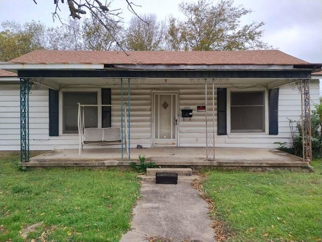 1302 S 23rd St, Temple, TX 76504 - view of front of house with a porch and a front lawn