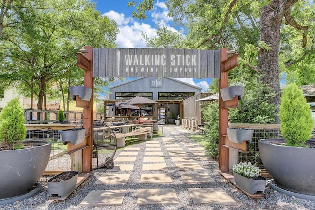 1411 Overhill St, Houston, TX 77018 - surrounding community featuring an outbuilding