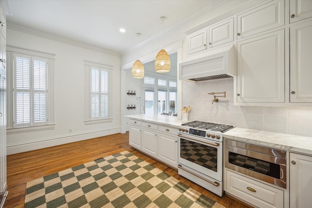 kitchen featuring crown molding, light wood-style floors, gas range gas stove, white cabinetry, and decorative backsplash