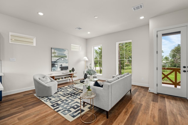 living area featuring baseboards, recessed lighting, wood finished floors, and visible vents