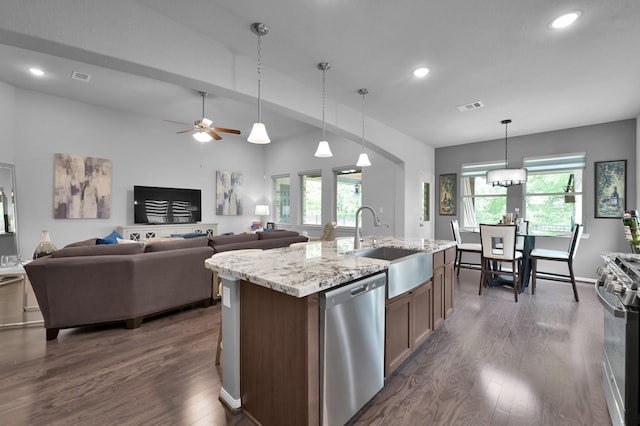 kitchen with stainless steel appliances, a sink, dark wood-style flooring, visible vents, and recessed lighting