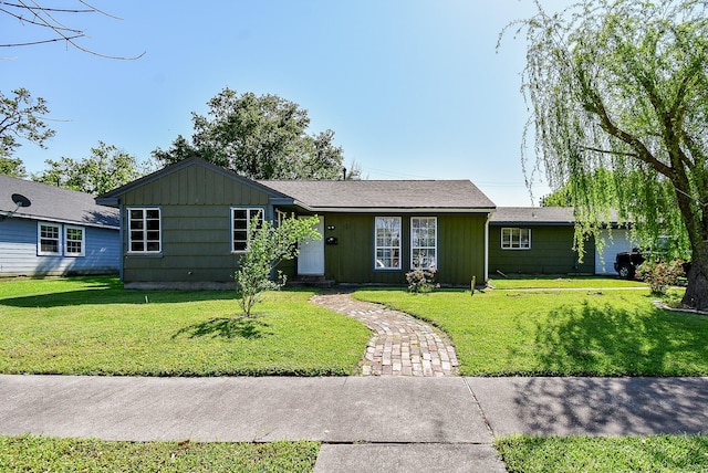 1905 Tennessee St, Baytown, TX 77520 - ranch-style home featuring a front lawn
