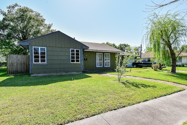 1905 Tennessee St, Baytown, TX 77520 - ranch-style home featuring a front yard and fence