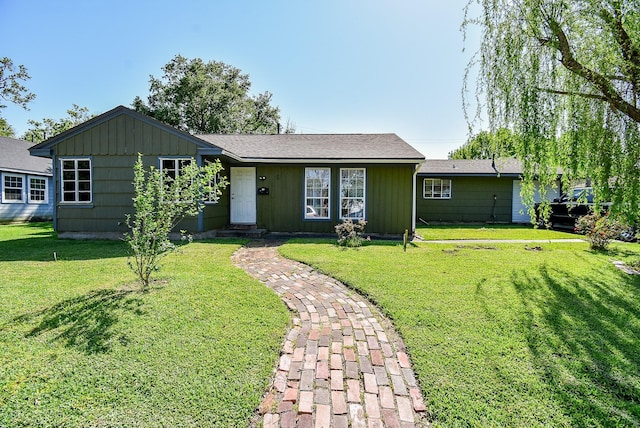 1905 Tennessee St, Baytown, TX 77520 - ranch-style house featuring a shingled roof and a front yard