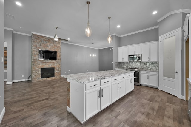 114 Winecup Cir, Montgomery, TX 77316 - kitchen with open floor plan, tasteful backsplash, dark wood-style floors, and stainless steel appliances