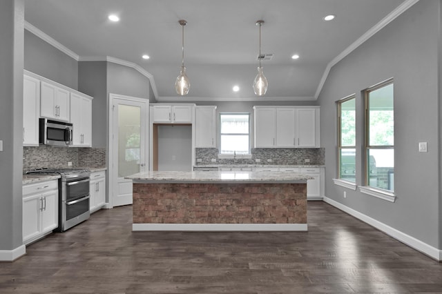 114 Winecup Cir, Montgomery, TX 77316 - kitchen with stainless steel appliances, visible vents, backsplash, lofted ceiling, and crown molding