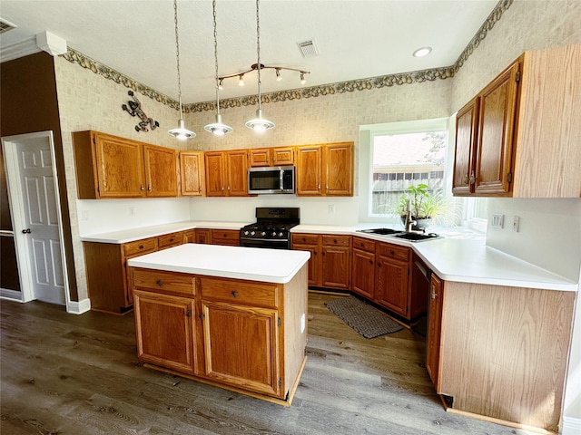 kitchen featuring stainless steel microwave, a sink, dark wood-type flooring, visible vents, and gas stove