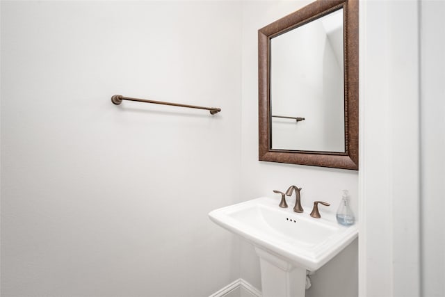 bathroom featuring a sink and baseboards