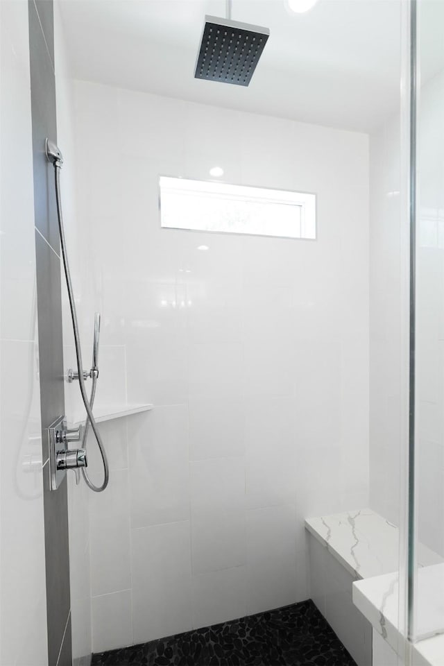full bathroom featuring a tile shower
