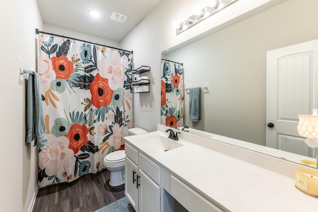 full bath featuring wood finished floors, visible vents, toilet, vanity, and a shower with shower curtain