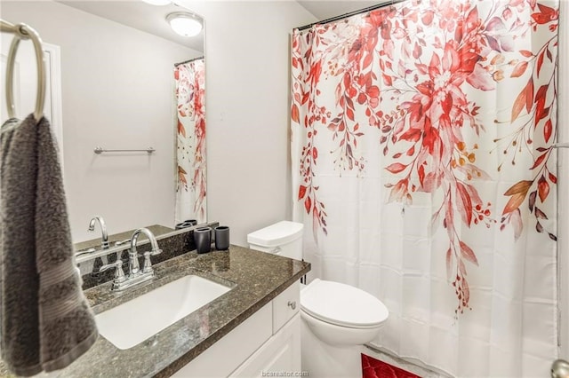 bathroom with a shower with curtain, vanity, and toilet