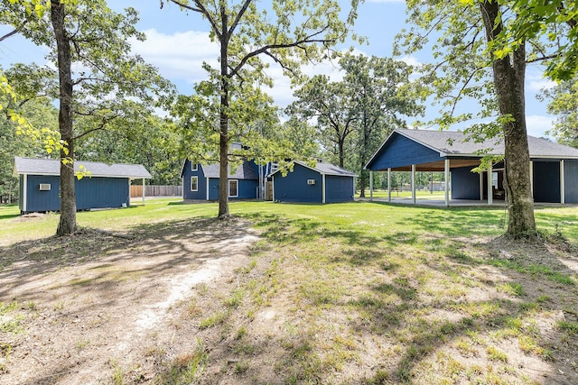 view of yard featuring an outbuilding