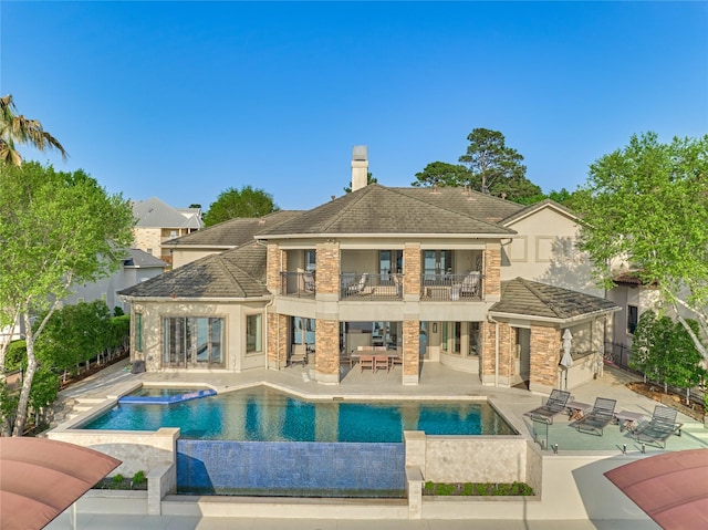 view of swimming pool featuring a pool with connected hot tub, a patio, fence, and an outdoor living space