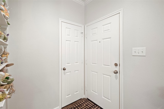 entryway featuring crown molding