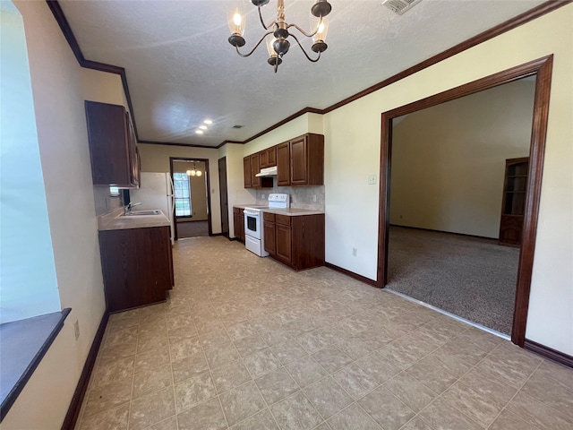 kitchen featuring crown molding, white range with electric stovetop, under cabinet range hood, baseboards, and a notable chandelier