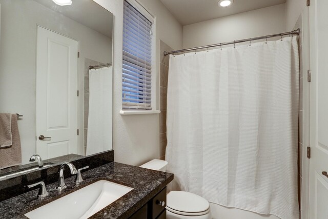 full bathroom featuring toilet, shower / tub combo with curtain, vanity, and recessed lighting