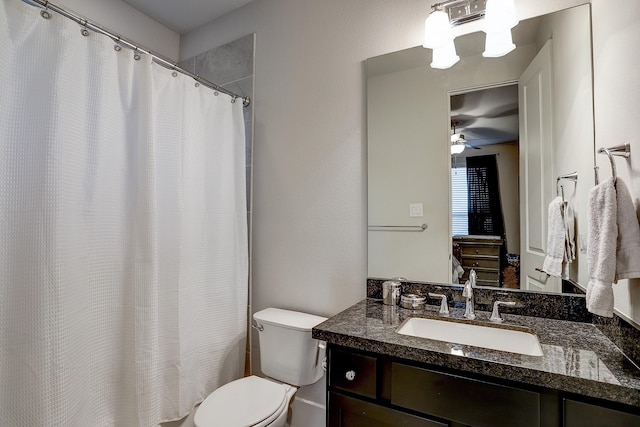 full bath with toilet, a shower with shower curtain, vanity, and ceiling fan