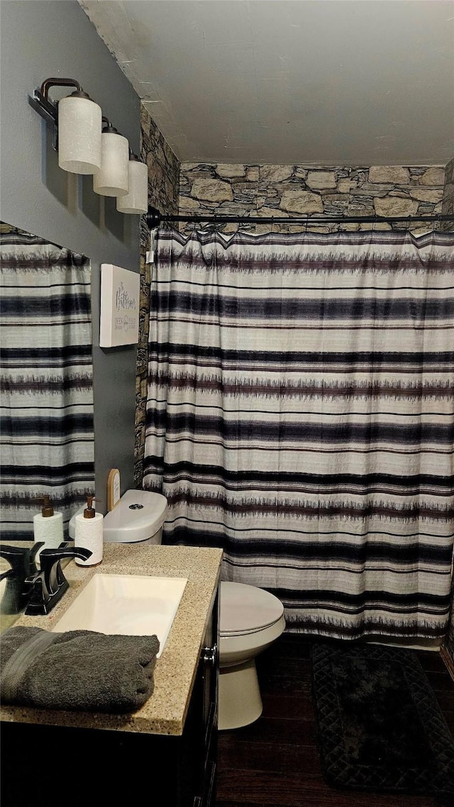 101 Plantation Dr, Waller, TX 77484 - full bathroom featuring toilet, a shower with curtain, and vanity