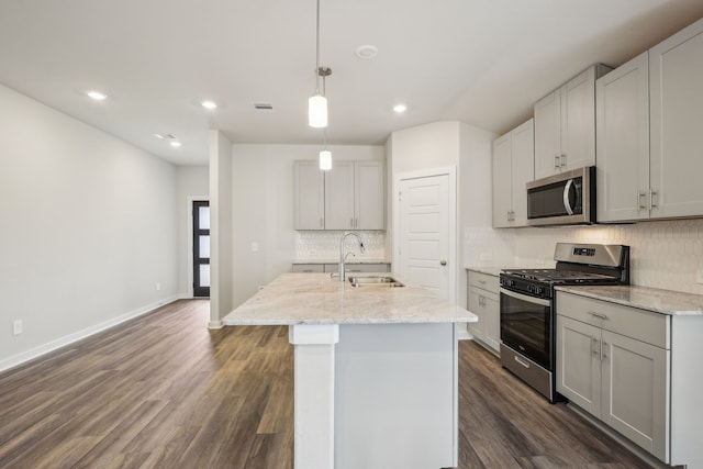 7746 Beaufort Ln, Baytown, TX 77523 - kitchen with appliances with stainless steel finishes, a sink, recessed lighting, tasteful backsplash, and a center island with sink