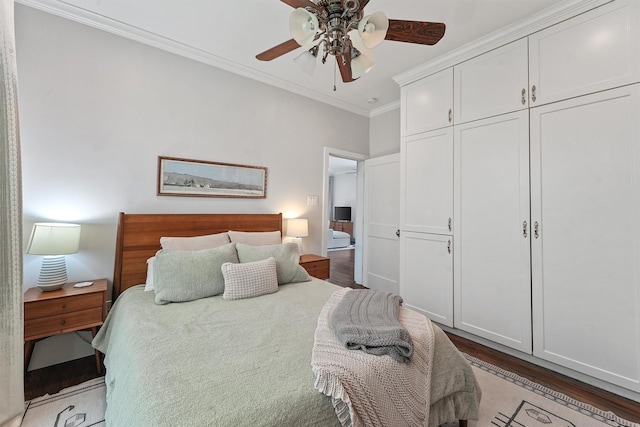 bedroom with ceiling fan, ornamental molding, light wood finished floors, and a closet