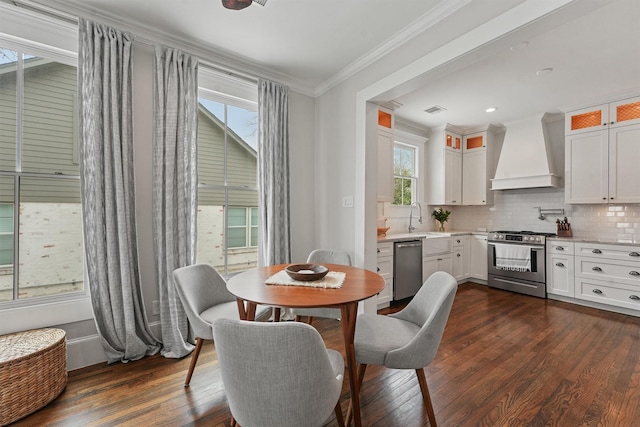 dining area featuring visible vents, dark wood-style floors, and ornamental molding