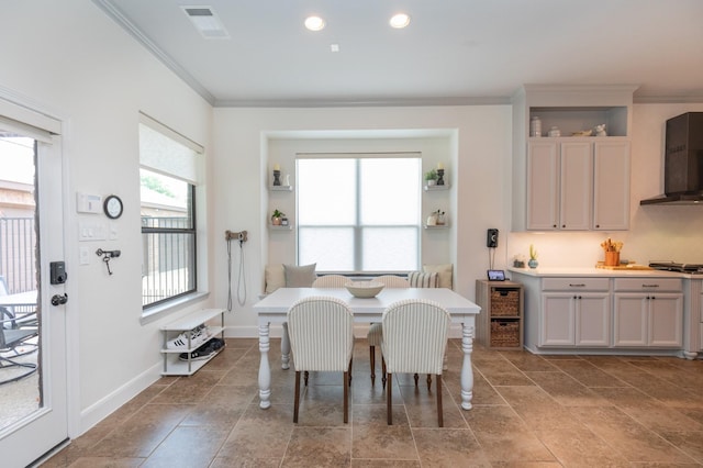 dining space featuring crown molding, baseboards, and visible vents