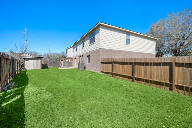 view of yard with cooling unit, a shed, a fenced backyard, and an outdoor structure