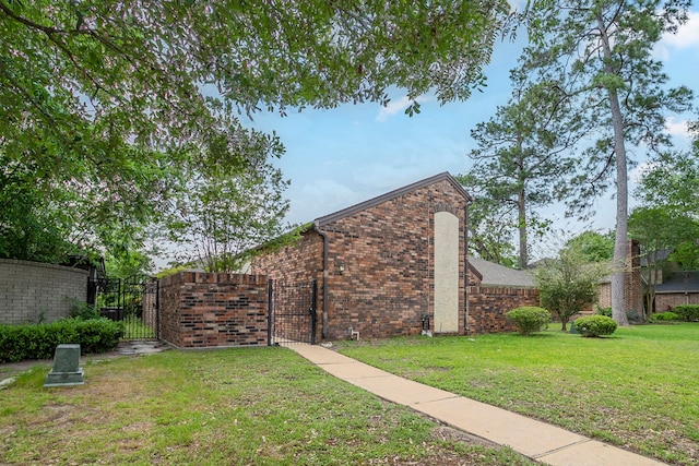 5893 Southern Hills Dr, Houston, TX 77069 - view of yard with a gate and fence