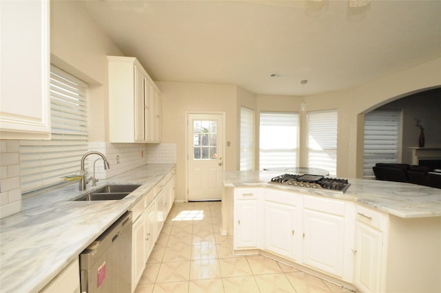 2631 Plantation Hollow Ct, Missouri City, TX 77459 - kitchen featuring a sink, stainless steel gas stovetop, dishwasher, backsplash, and white cabinetry