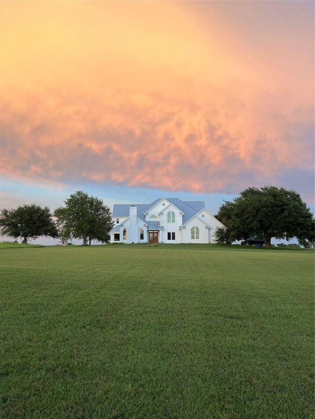 view of front of property featuring a lawn
