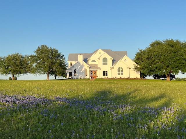 view of front of property featuring a front lawn and stucco siding