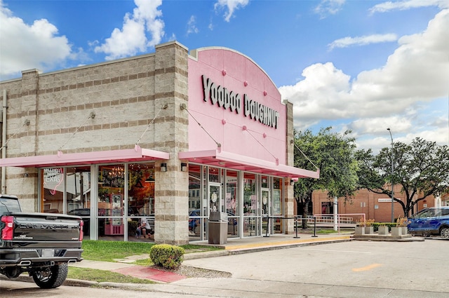 234 Detering St, Houston, TX 77007 - view of building exterior with uncovered parking