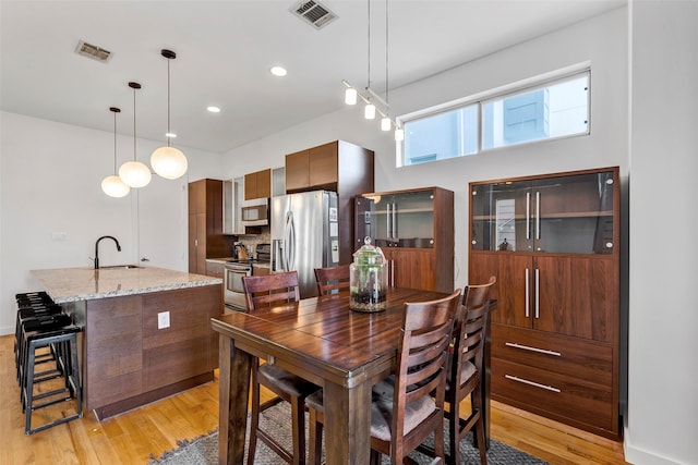 dining area with visible vents, recessed lighting, and light wood finished floors